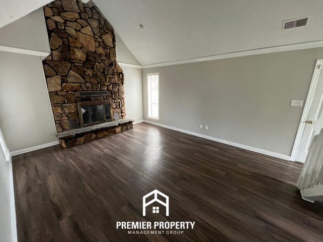 Photo - 3-Bedroom Single-Family Home for Rent in Memphis, TN - Vaulted Ceilings & Fenced Yard