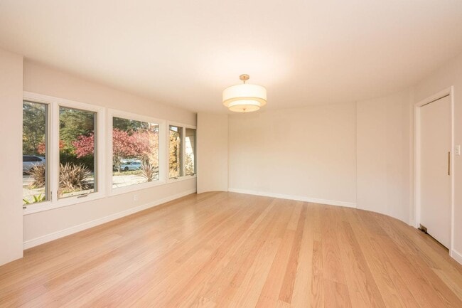 Photo - 30 Knightwood Ln