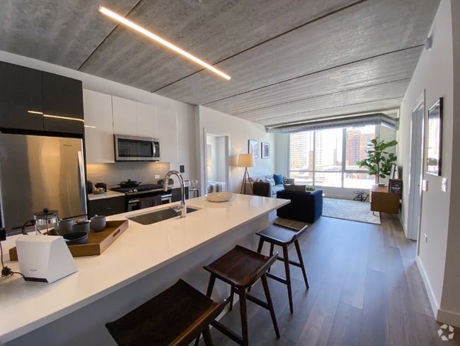 Building Photo - 825 W Sheridan Rd Rental