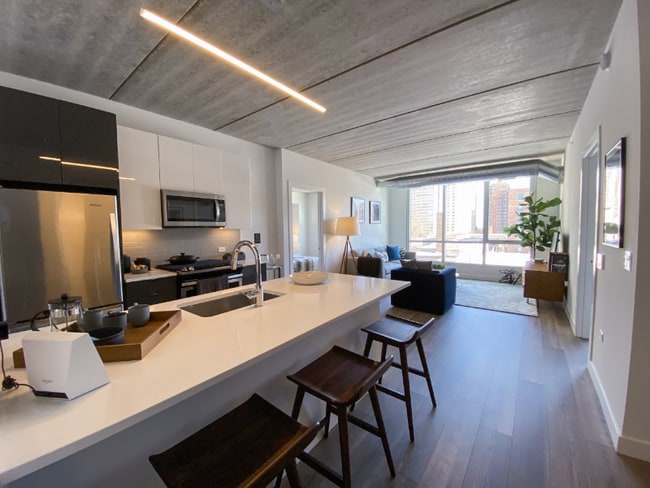 Building Photo - 825 W Sheridan Rd Rental