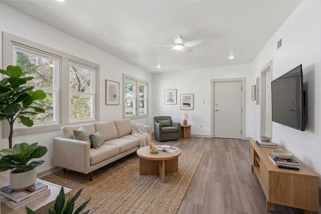 Photo - 720 Spain St