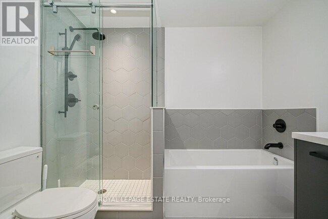 Photo - 1888 Queen St E Unit 211
