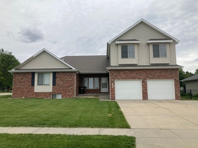 Building Photo - 3200 S 79th 4bed/3bath