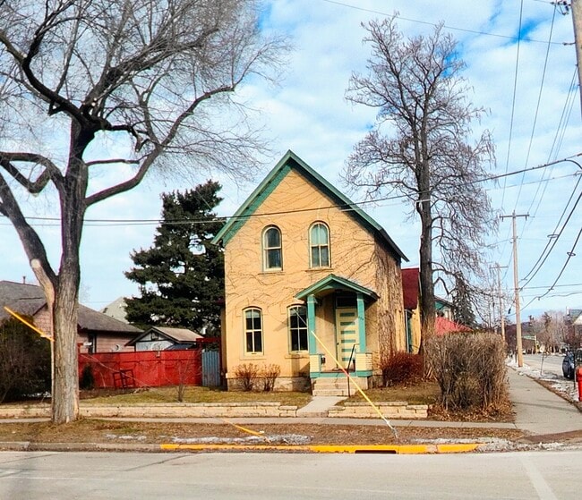 Building Photo - 228 E 8th St Unit 228 Sanborn #3
