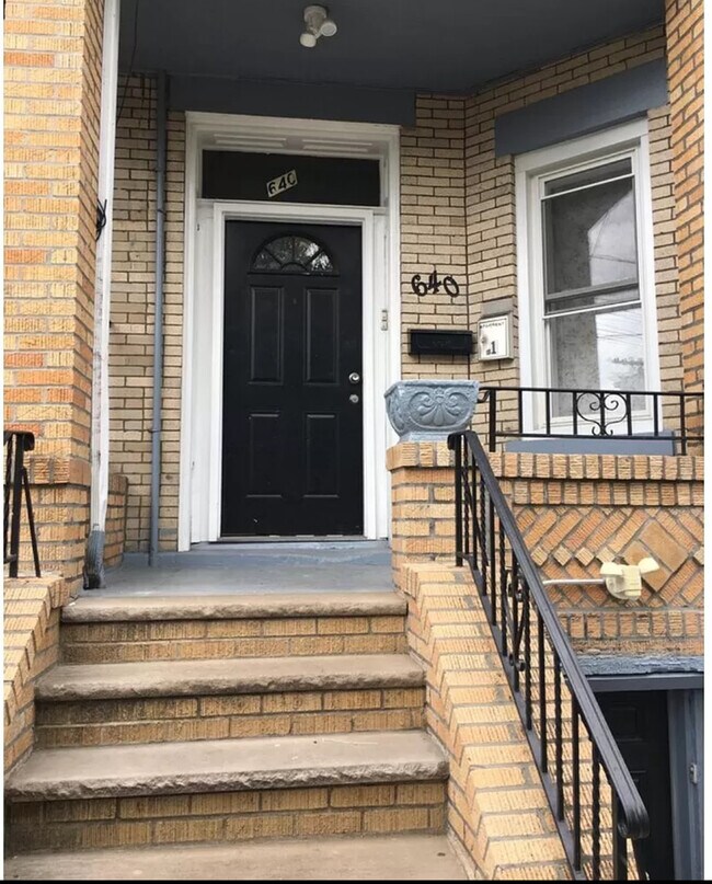 Photo - 640 Crescent St Unit 1