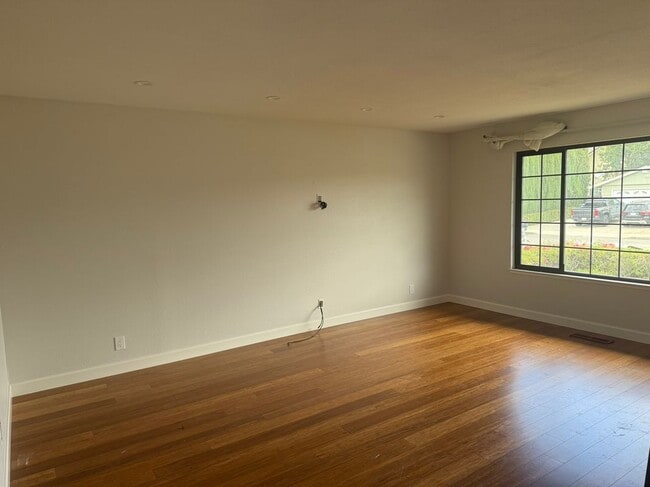 Photo - 515 La Baree Dr