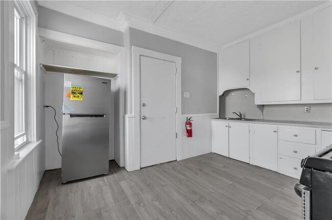 Building Photo - 244 Paradis Ave Unit 2