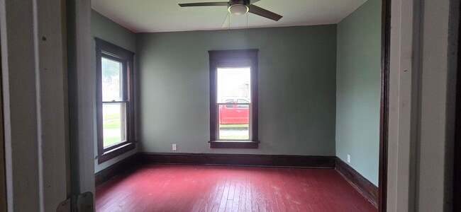 Building Photo - 477 S Chestnut St Unit Downstairs