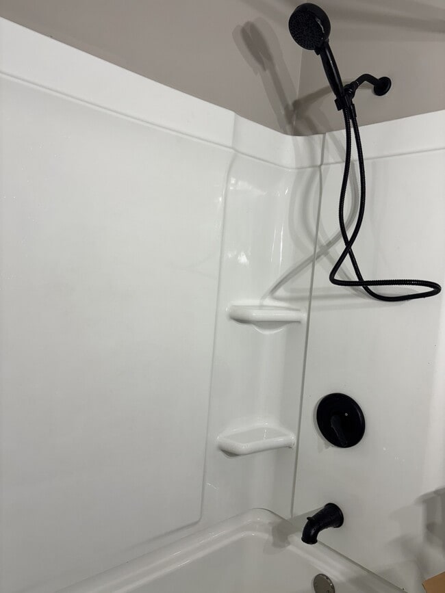 Baños actualizados - Dillsboro Townhomes