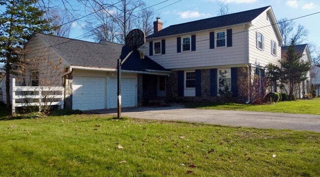 Photo - 593 Watford Ln