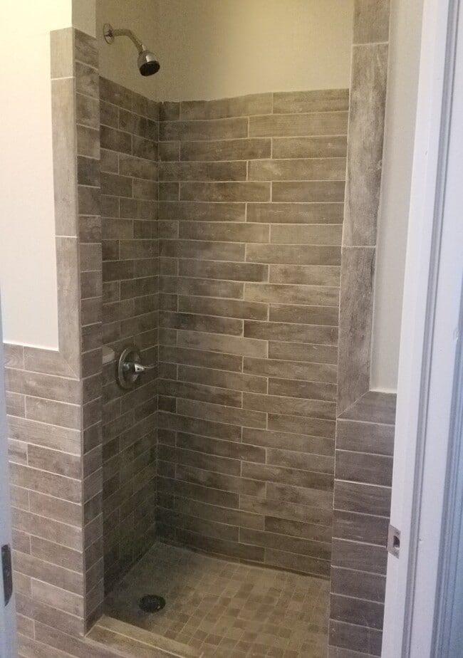 Shower - 3944 N 8th St Unit 2