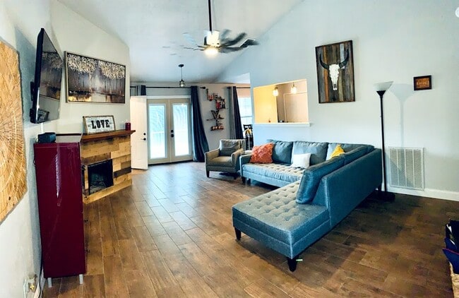 Photo - 1614 Collin Dr