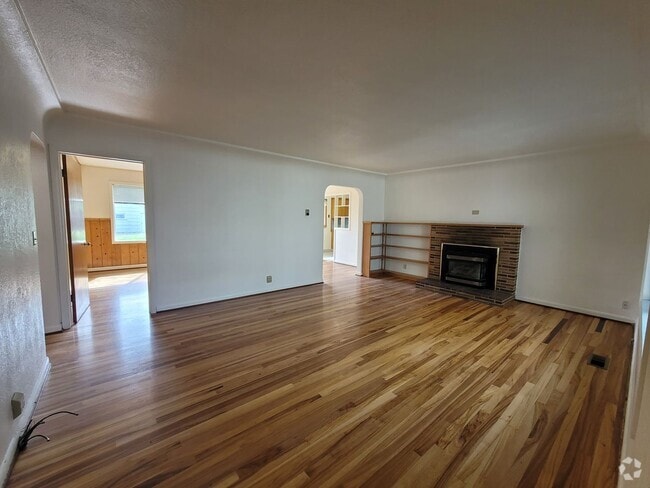 Building Photo - Charming 3 bed 2 bath with bonus room. Rental