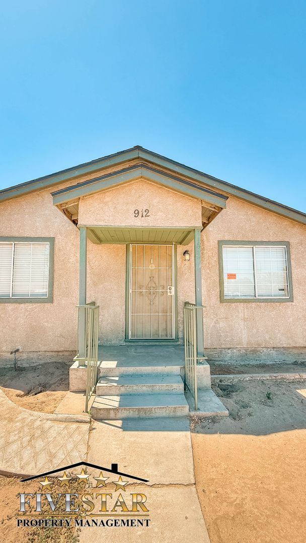 Photo - 912 Bradshaw St