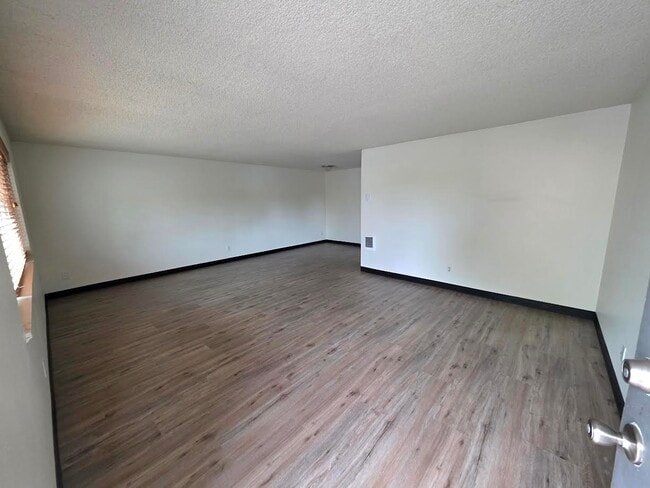 Photo - 256 Powell St E