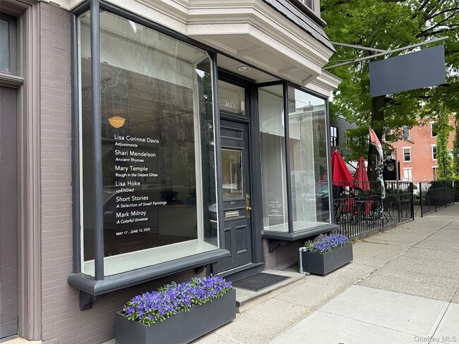 Building Photo - 362 1/2 Warren St