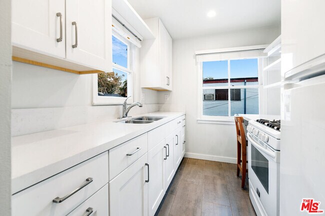 Photo - 551 1/2 Westmount Dr