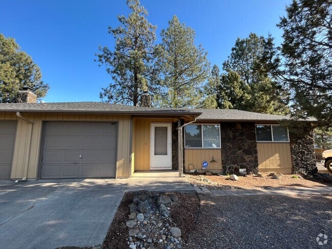 Building Photo - 2 Bed/1 Bath Duplex with Single Car Garage... Rental