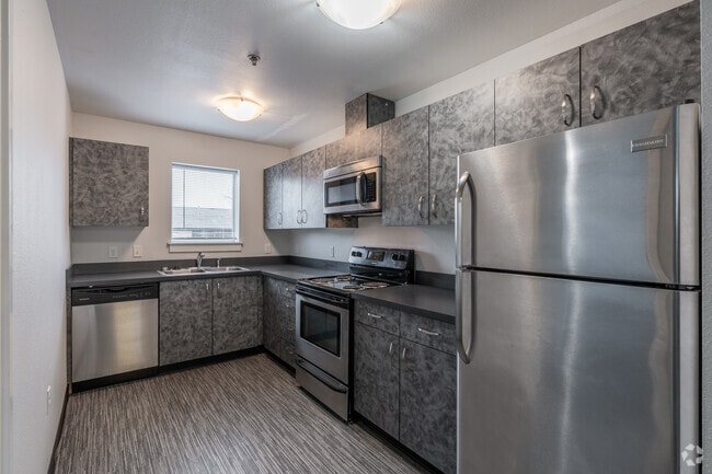 2BR, 2BA - 663SF - Kitchen