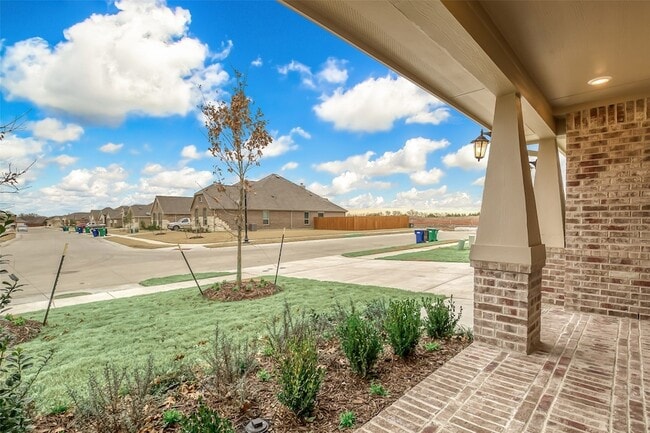 Photo - 638 Devonshire Ln