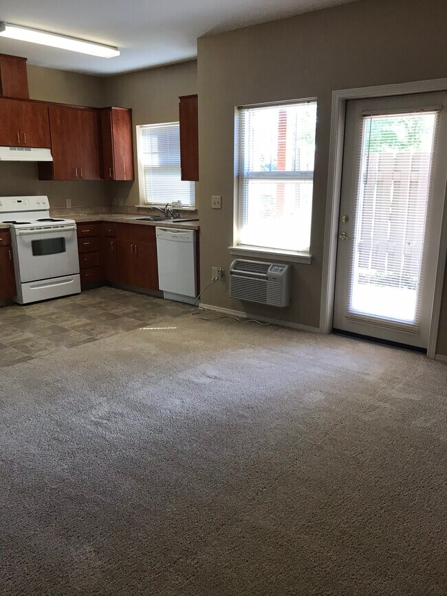 Photo - Lakeside Apartments