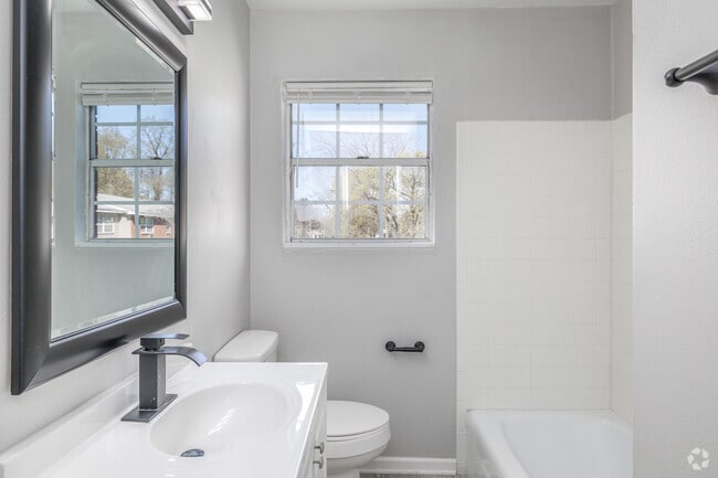 1BR, 1BA - 575SF - Bathroom - Lawrence Terrace