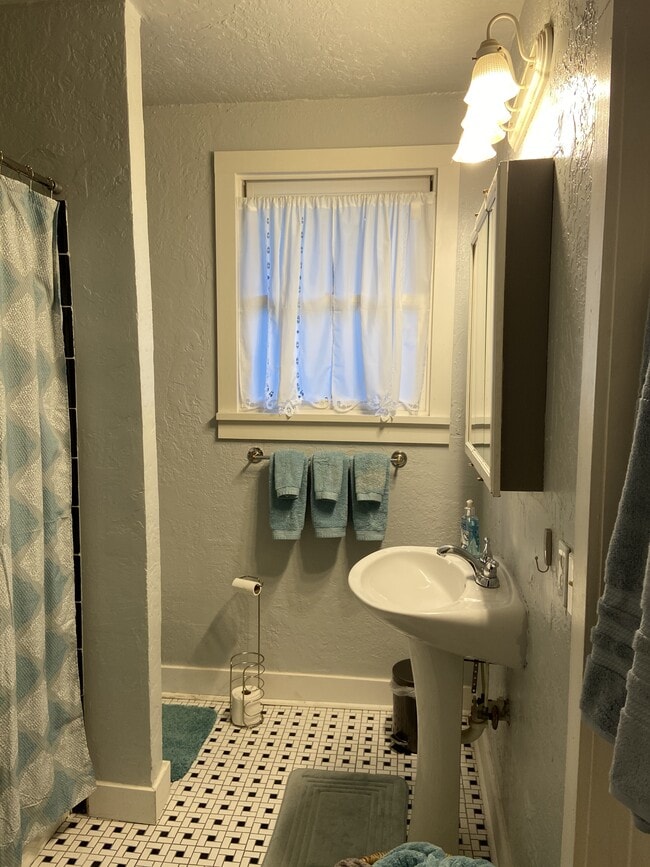 Photo - 321 E Duffy St