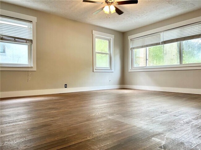 Photo - 1179 Lynmoor Dr NE