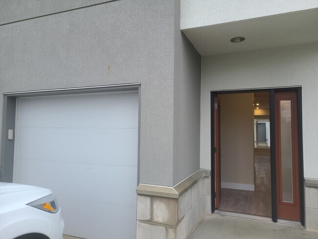 Photo - 550 Sandison St