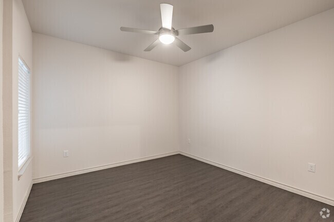 2BR, 2BA - 997 SF