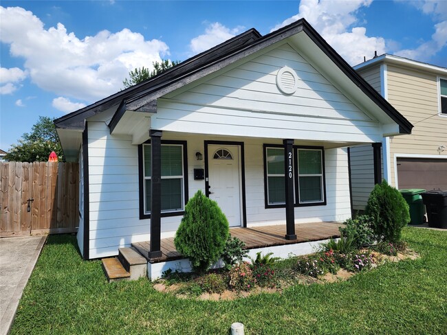 Photo - 2120 Yates St