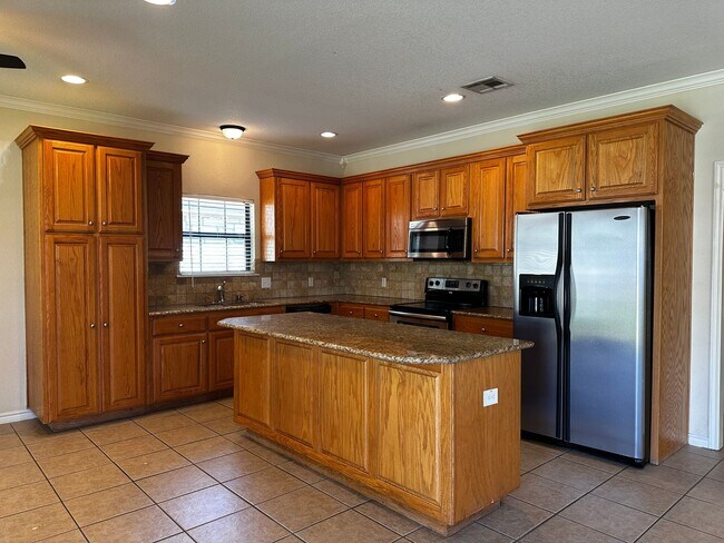 Photo - Spacious 5/4 House with Open Floor Plan Ne...