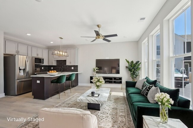 Building Photo - 908 Anderson Ln Unit 6