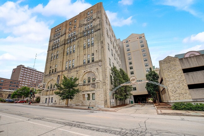 Attached Parking Garage - 270 E Highland Ave Unit 1046