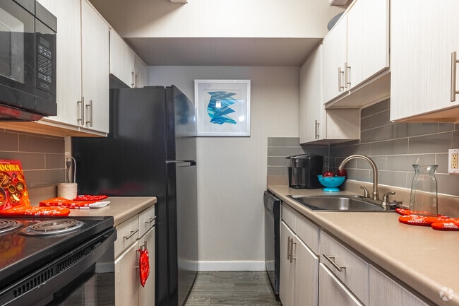 1BR, 1BA - 734SF - Kitchen - The Pearl at Midtown