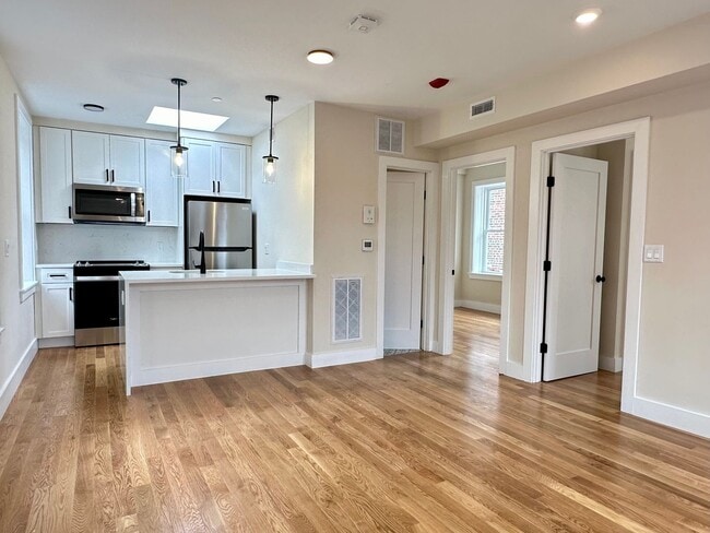 Building Photo - Nicely renovated 2 bed condo in the heart of the North End.