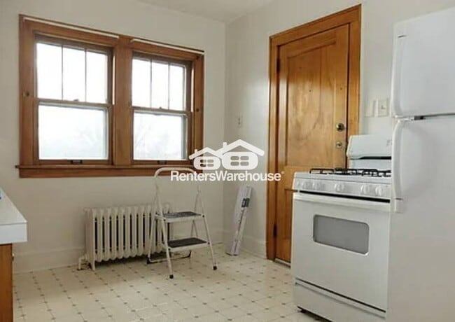 Photo - 2354 Benjamin St NE