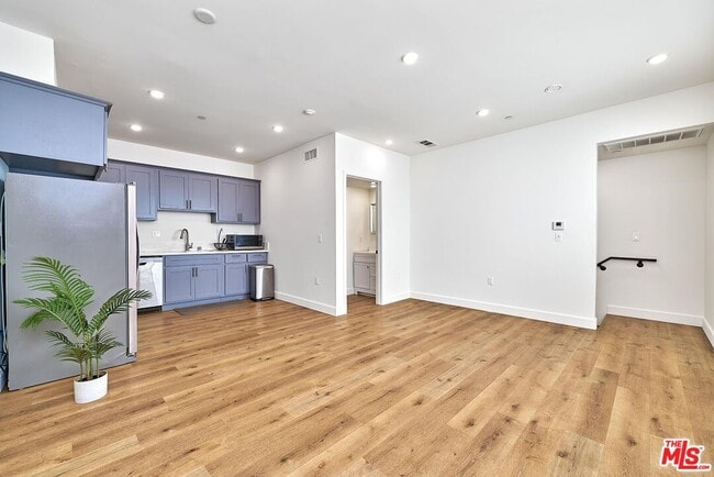 Photo - 14550 Burbank Blvd Unit 105