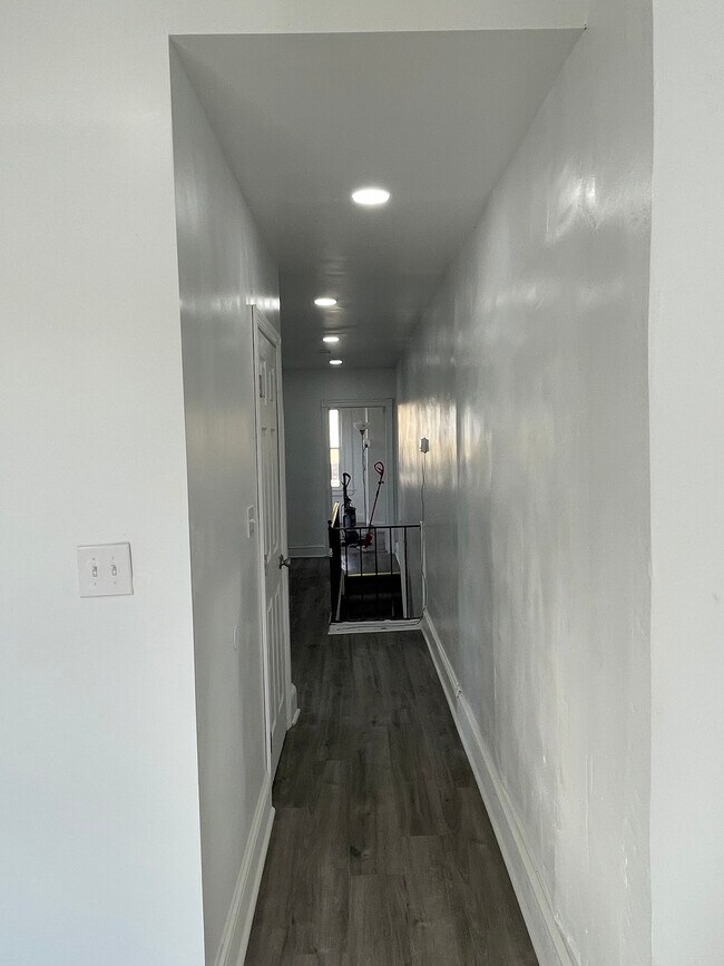 Hallway - 2001 E Monmouth St Unidad 2nd floor