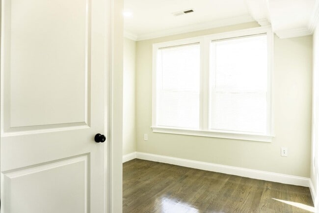 Building Photo - 2021 Commonwealth Ave Unit S