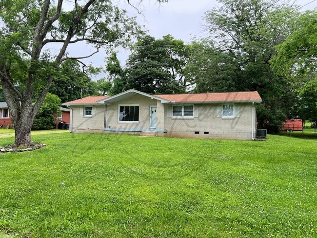 All Brick, 3 Bedroom Ranch in Hendersonvil... - All Brick, 3 Bedroom Ranch in Hendersonvil... House