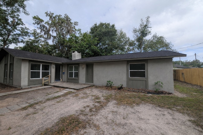 Building Photo - Updated 2 bedroom, 1 bath duplex apartment with inside laundry in beautiful Silver Springs Unit A