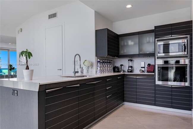 Photo - 200 Biscayne Boulevard Way