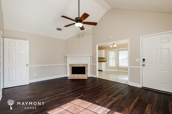 Photo - 2038 Red Oak Dr