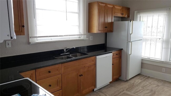 Photo - 411 Ave E SE