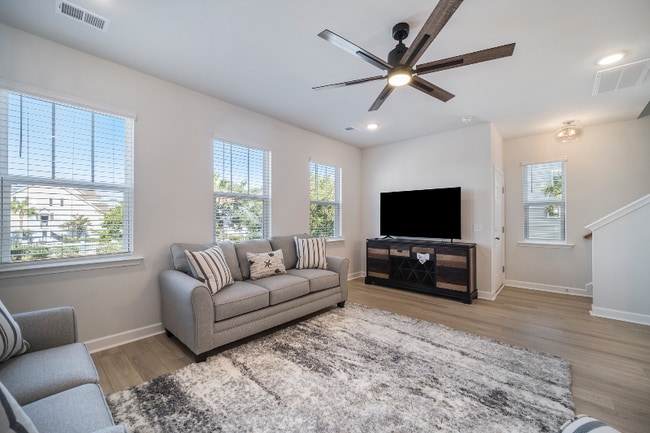 Photo - 101 Winding River Dr