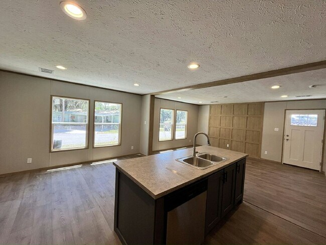 1 Whitefeather Ln