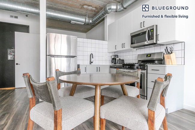 Photo - 61 W Erie St Unidad FL2-ID1399