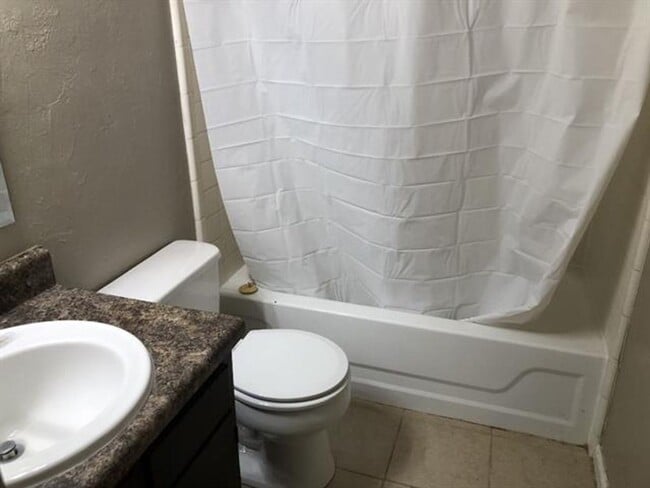 Photo - Fenced yard with NO CARPET in Melody Hills! Unidad 2133