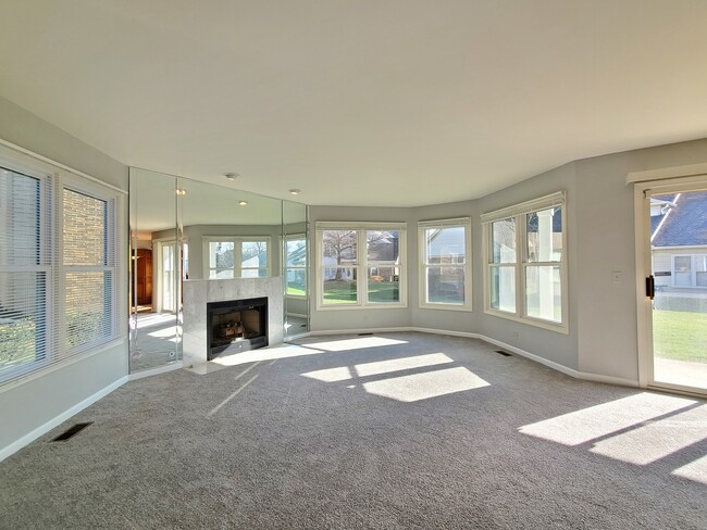 Photo - 325 Satinwood Ct S